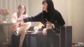 双飞两漂亮美女 你人也漂亮小粉逼男人都喜欢就是白瞎了 换上情趣黑丝轮着操美女操逼不配合中途回退了对话很有意思