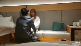 颜值甜美小美女 脱掉衣服身材出乎意料的好，奶子软大美腿笔直，爬着挑逗鸡巴，啪啪猛力干穴乳房晃荡【水印】
