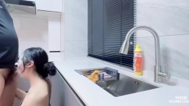 漂亮少妇吃鸡啪啪 你干什么吖 想操你了 好紧 好多水水 在厨房干家务被后入内射了 小嘴吃饱饱