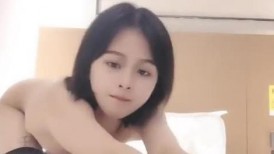 颜值很高的女神尤物全程露脸精彩大秀直播，逼逼粉嫩毛毛多性欲旺盛，揉奶玩逼看特写，伸着舌头要舔狼友鸡巴