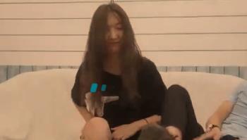 大神约黑衣清秀美女到酒店，脱光光抱在怀里揉逼爱抚，吞吐口交真享受