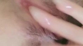 麻花辫外表甜美！极品颜值美女！大尺度收费房，脱光光粉穴特写，震动棒抽插