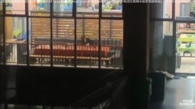 【某某门事件】第88弹 大学食堂内，高颜值情侣一边吃饭一边口交一边接吻，简直爽翻了，十分胆大与刺激