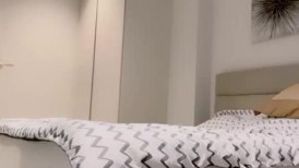 健身美臀小骚货！男技师上门按摩服务！精油推背一顿操，不尽兴搞完道具自慰，跪在椅子上后入震穴