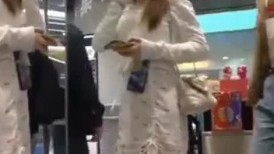 商城跟随偷窥跟男友逛街的漂亮美女 爱臭美喜欢拍照 小内内有点污