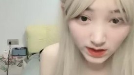 极品尤物！甜美少女！黑丝美腿，被胖大叔爆操，抱着美臀骑乘位深插，射在菊花上，爽的浪叫
