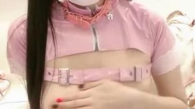 极品尤物美少女！外表文静清纯！性感情趣装双马尾，白嫩美乳粉嫩小穴，M腿自摸揉搓，极度诱惑