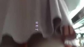 商场一路跟踪抄底粉裙美女竟然光着屁屁来逛街