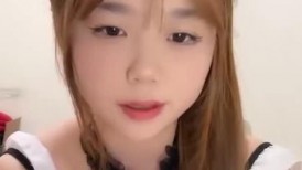极品尤物甜美微胖女神小野猫，女仆装诱惑精彩大秀，跟狼友互动撩骚听指挥，揉奶抠逼粉嫩小穴淫水直流好刺激