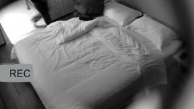穿工作制服胸还带工作牌的漂亮御姐，早上6点开钟点房，一指禅插入 娇滴滴地喊-不要不要