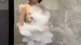 明星颜值反差女神〖sunwall〗浴室洗澡被大鸡巴后入，清纯靓丽的外表操起来比谁都骚，顶级反差小骚货