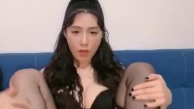 气质尤物极品美御姐！黑框眼镜一头卷发！珍珠内裤，难得一见超肥美穴，好久没播福利，浴室湿身马桶上自摸