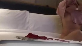同事妈妈的闺蜜，我本不想碰她，毕竟大我一轮有余，但奈何她长得十分有姿色，很有风韵，果断尝禁果！