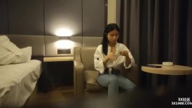 探花老司机东哥酒店约操 技校兼职清纯嫩妹有点羞涩，被小哥哥奋力抽插性欲爆发爽不停