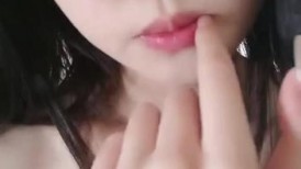 纯欲系天花板！顶级尤物美少女！漂亮眼镜甜美，大尺度自慰，振动棒插嘴，猛捅粉嫩小穴