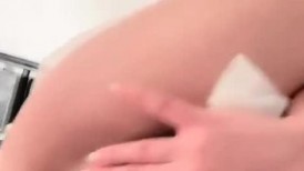 性感尤物！露背裙大奶呼之欲出！卫生间揉奶摸肥穴，玻璃棒自慰，水声哗哗淫水四溅