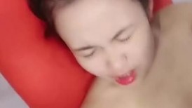 两个大老黑玩弄两个极品粉嫩小妹，吃奶玩逼激情4P，听狼友指挥各种体位爆草蹂躏，床上床下各种抽插浪叫不断