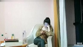 马尾小姐姐就是吸引人啊，牛仔裤裹胸衣，性感极品 对话美女逗的很高兴，光滑黑丝迎合抽插啪啪猛力碰撞