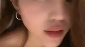奶子很正的极品女友，全程露脸大秀直播，黑丝诱惑听指挥互动撩骚，奶子比心坚挺诱人，骚穴特写要舔狼友鸡巴