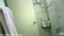 猥琐表哥暗藏摄像头偷窥表妹洗澡洗鲍鱼