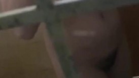 冒死趴窗偷拍隔壁邻居家的女儿洗澡白白嫩嫩的身材还不错