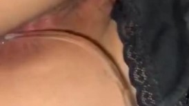 邪恶二人组下药迷翻美女同事 酒店开房换上黑丝各种操-1