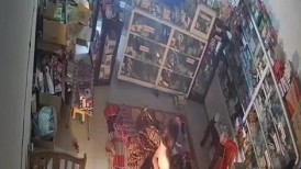 《居家摄像头破解》杂货店关门了以后小伙地板上各种姿势玩老婆的鲍鱼69