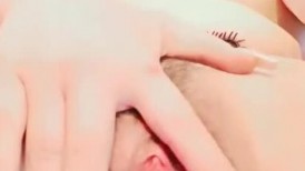 短发美女初下海！大红唇甜美长相！拨开珍珠内裤假屌猛捅，爽的流出白浆，娇喘呻吟好听