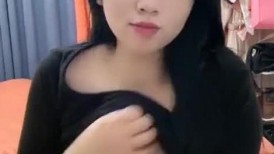 文静乖巧极品美女！好久没播回归！小尺度秀一波，一线天肥穴，撩起包臀裙性感美臀