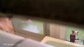 冒死爬窗偷窥白白嫩嫩的少妇洗澡