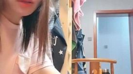 集体宿舍内带好姐妹一起直播赚外快，跟狼友互动撩骚，听狼友指挥漏奶又漏逼，带上口罩激情大秀，揉奶玩逼