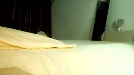【玩人妻】新晋老哥约操熟女人妻，喝酒聊天调情，来兴致换算睡衣开操，埋头大屌插嘴，骑乘位后入一顿操