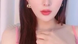 顶级尤物颜值女神！好久不见归归！修长美腿，超粉嫩美穴，假斐深插到底，极度诱惑