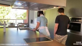 《顶级震撼泄密》万狼求档,网红反差婊留学生美眉【香蕉妹】剧情演绎家庭保姆工作中被男主强行进入