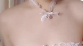 想要爸爸抱！纯欲系天花板！顶级尤物美少女，白皙皮肤大眼睛，假屌猛捅嫩穴，让人欲罢不能