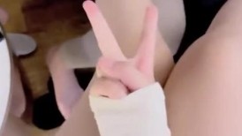 【瘦不下来】淫荡小骚货，吃完饭回酒店3P密码房，猜拳脱衣服，浴缸泡澡，边操边插嘴，前后夹击
