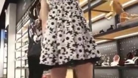 超市跟随偷窥眼镜熟女大姐 身材保养不错 白色小内内 屁屁