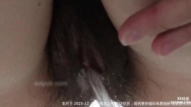 酒店女厕偷拍 短裙黑丝美女 穴毛太茂盛尿液顺着毛毛横着流