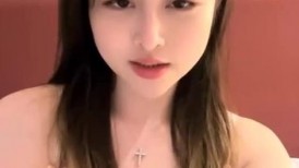 超高颜值美女！肥臀美穴摇摆！肉肉身材揉搓粉穴，给炮友吃屌，好想被操，可惜炮友JB软