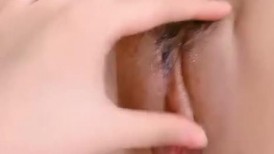大一三支花，全程露脸大秀直播，闪亮三姐妹幸福小黄瓜激情双插互动撩骚，揉奶玩逼淫水多多，精彩不要错过