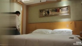 冷艳气质黑衣御姐，风情满满抱住用力揉搓挑逗，把她搞的眉开眼笑渴望喘息，前凸后翘精致肉体操起来好爽【水印】