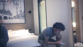 丰满肉嘟嘟小美女把腿扛在肩上压上去啪啪插操穴揉捏 滋味真是爽的不行