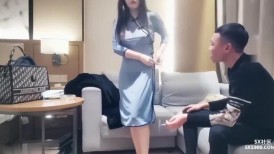 今夜民国风旗袍外围女神，白嫩大胸，乖巧配合，沙发抠穴啪啪
