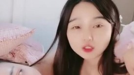两个母狗小少妇露脸精彩大秀直播，淫声荡语互动好骚，吃奶玩逼浪叫不止