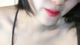 新人小姐姐下海！苗条身材贫乳！跪在椅子多毛骚逼，光滑美臀摇摆，掰开小穴特写