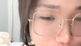 性感尤物！眼镜美女！毛毛杂乱骚逼，穿上性感黑丝，大黑牛震穴，开大档位，极度淫骚