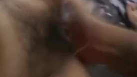 大奶人妻 骚逼又尿啦 叫爸爸 想不想叫个人一起操你 身材丰腴 肥鲍鱼抠的水狂喷 掐着脖子被无套猛怼