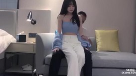 高颜值美女吃鸡啪啪 身材苗条 很体贴帮忙不停擦汗 也很配合 在沙发被多姿势输出