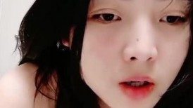 清纯系天花板！眼镜乖巧妹妹！带新人闺蜜下海，先看看骚逼，贫乳奶子，脱光光自摸嫩穴
