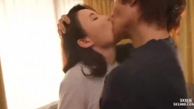 老公出差不在的三天 榨取深爱的儿子精液的人母  水野优香 2